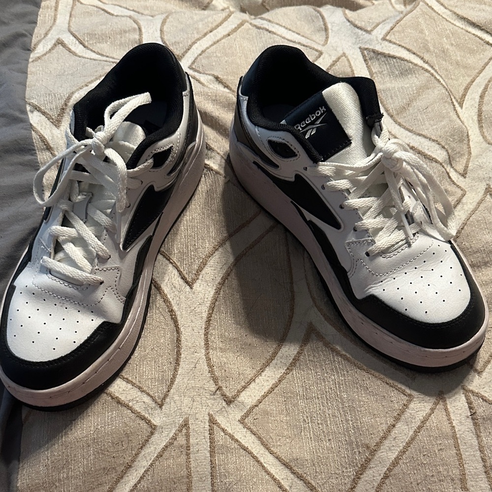 Reebok Boys size 6 black and white sneakers